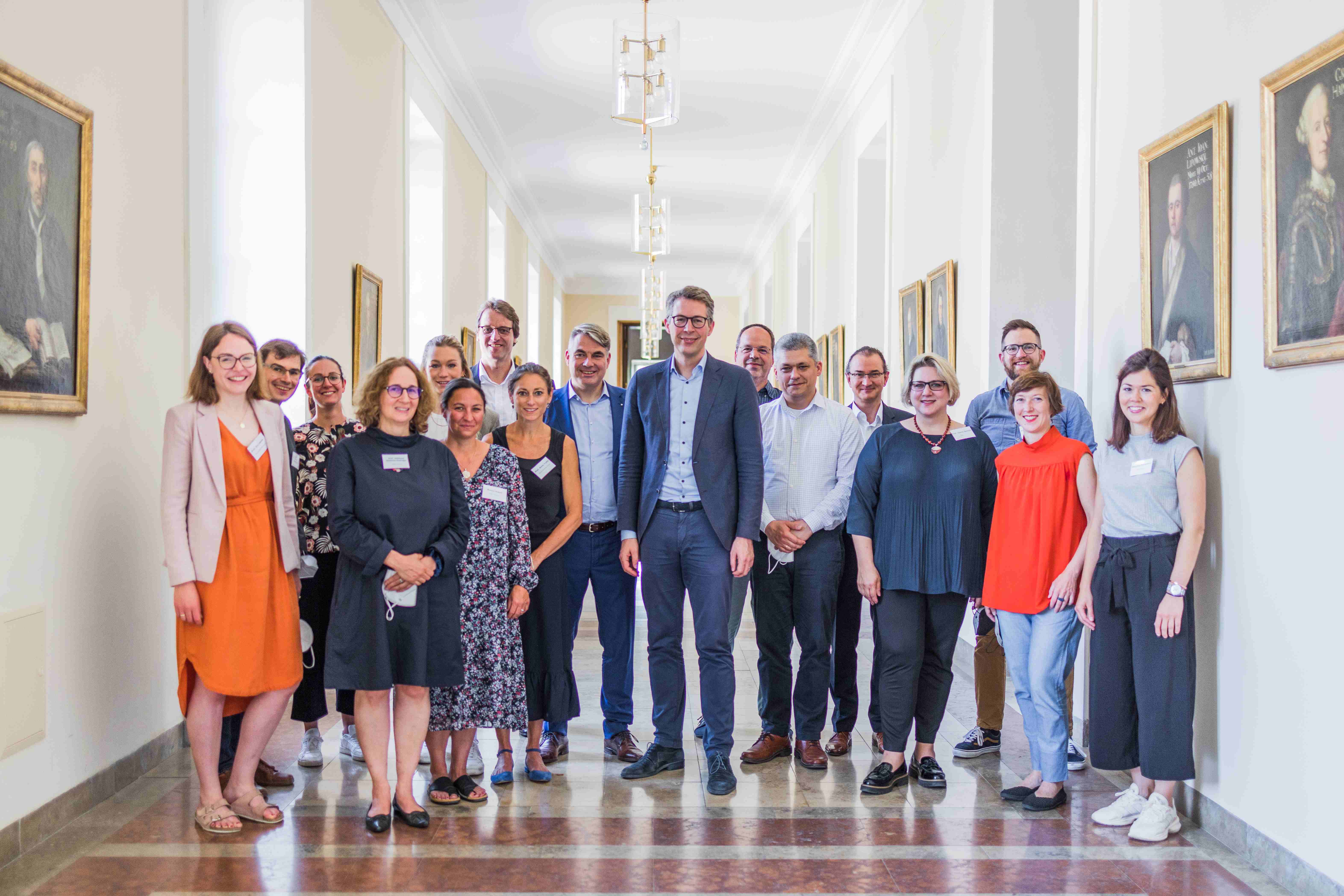 Gruppenfoto beim Kick-off Event zur Fördermaßnahme „impact-orientierten Entrepreneurship-Qualifizierung“